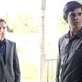 Foto Freddie Highmore, Michael Vartan, Vera Farmiga