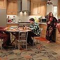 Foto Aly Michalka, Amber Tamblyn, Ashton Kutcher, Jon Cryer
