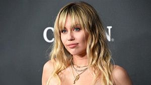 Miley Cyrus explica história bizarra por trás de sua demissão em Hotel Transilvânia