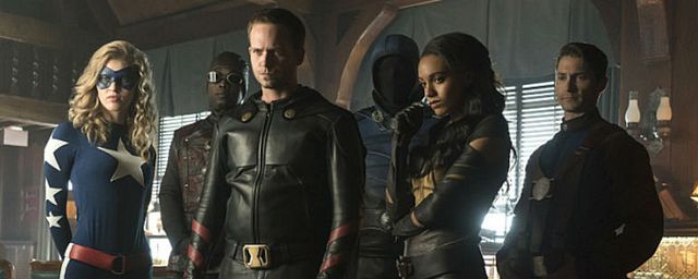Legends of Tomorrow: Novas fotos apresentam a Sociedade da Justiça da América