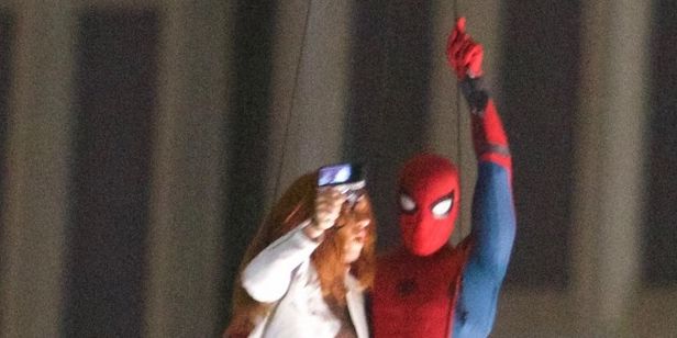 Homem-Aranha é visto se balançando em helicóptero com menina ruiva