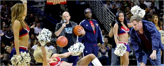 Will Ferrell interrompe partida de basquete e acerta bolada em líder de torcida! Will Ferrell interrompe partida de basquete e acerta bolada em líder de torcida!