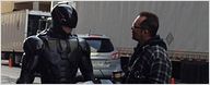 Joel Kinnaman surge pilotando a nova moto de Robocop em vídeo e fotos