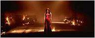 Carrie, a Estranha aparece cercada por fogo em novo cartaz