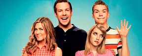 Jennifer Aniston como stripper no primeiro trailer e cartaz da comédia We're the Millers Jennifer Aniston como stripper no primeiro trailer e cartaz da comédia We're the Millers