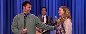 Adam Sandler e Drew Barrymore cantam em homenagem às comédias românticas que fizeram juntos Adam Sandler e Drew Barrymore cantam em homenagem às comédias românticas que fizeram juntos