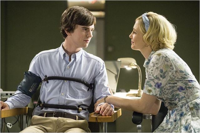 Foto Freddie Highmore, Vera Farmiga