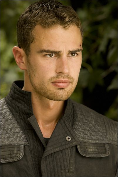 A Série Divergente: Insurgente : Foto Theo James