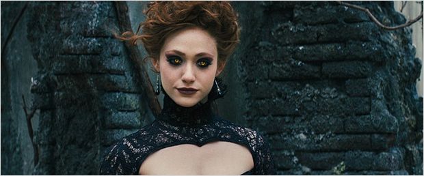 Romance, feitiçaria e visuais góticos em 40 novas fotos de Dezesseis Luas