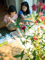 Pôster de The World of Us