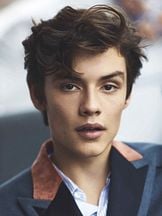 foto de Louis Partridge