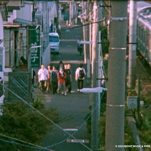 Foto RM: Right People, Wrong Place