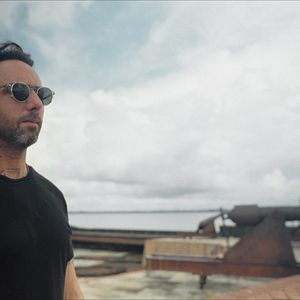 Foto Câmera Entre Balas