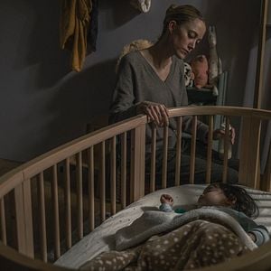 Foto A Mão Que Balança o Berço