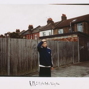 Foto RM: Right People, Wrong Place