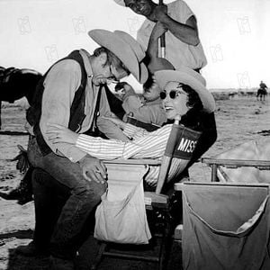 Foto Assim Caminha a Humanidade