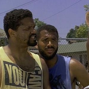 Foto Homens Brancos Não Sabem Enterrar