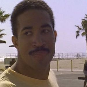 Foto Homens Brancos Não Sabem Enterrar