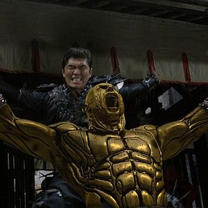 Foto O Homem com Punhos de Ferro