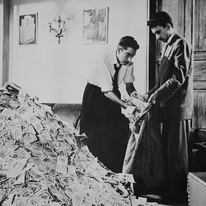 Foto Nadando Em Dinheiro