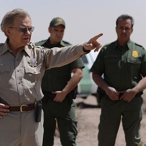 Foto Dois Homens Contra uma Cidade