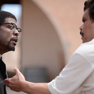 Foto Dois Homens Contra uma Cidade