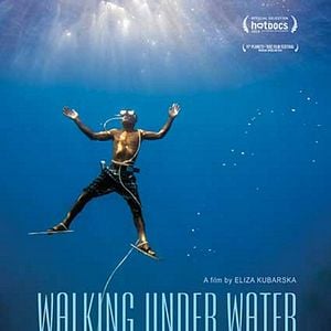 Foto Caminhando Sob A Água