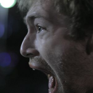 Foto To agori troei to fagito tou pouliou