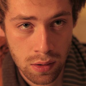 Foto To agori troei to fagito tou pouliou