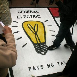 Foto Pay 2 Play: Democracy’s High Stakes