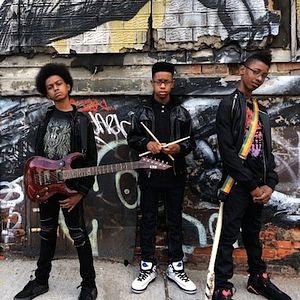 Foto Breaking a Monster