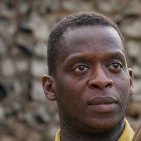 Foto Kobna Holdbrook-Smith