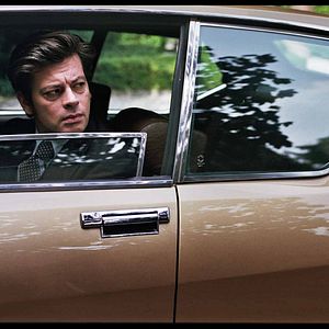 Foto Uma Dama de Óculos Escuros com uma Arma no Carro