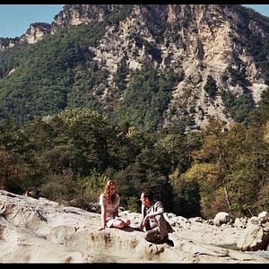 Foto Uma Dama de Óculos Escuros com uma Arma no Carro