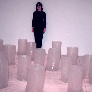 Foto O pós-minimalismo de Eva Hesse