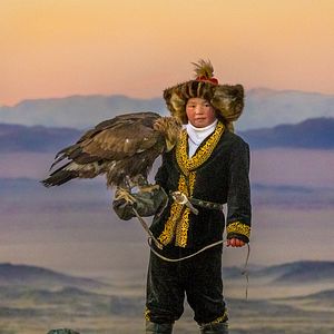 Foto Uma Caçadora E Sua Águia