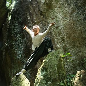 Foto O Monge Desce A Montanha