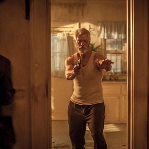 Foto O Homem nas Trevas