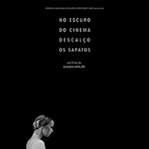 Foto No Escuro do Cinema Descalço os Sapatos
