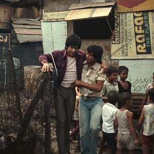 Foto Manila Nas Garras de Néon