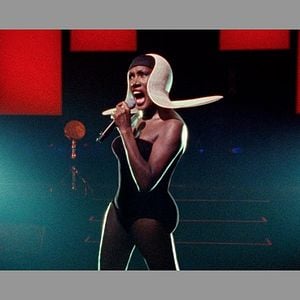 Foto Grace Jones: Bloodlight and Bami
