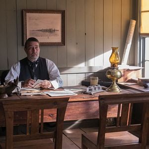 Foto Woman Walks Ahead