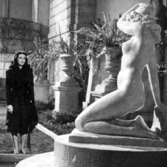 Foto A Deusa Ajoelhada