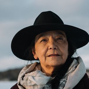 Foto Falls Around Her