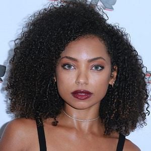 Foto Logan Browning