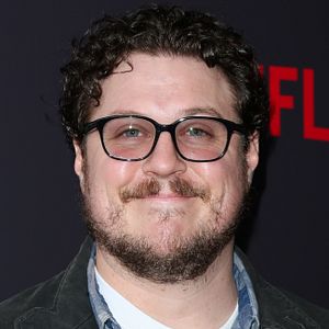 Foto Cameron Britton