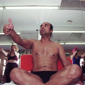 Foto Bikram: Yogi, Guru, Predator