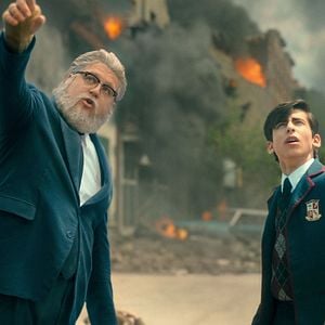 Foto Cameron Britton