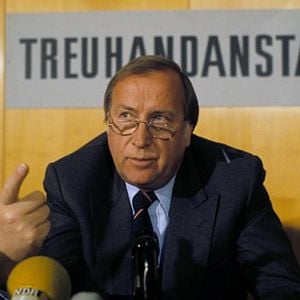 Foto Uma Morte em Vermelho