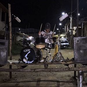 Foto Entre Nós Talvez Estejam Multidões